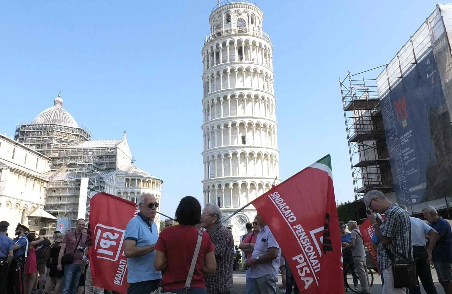 Ericsson, la protesta sotto la Torre pendente