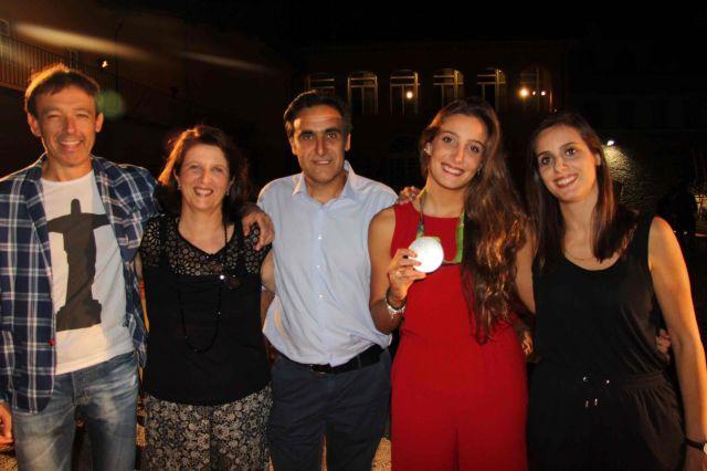 Il consigliere delegato allo sport Luca Vannucci insieme ai genitori di Chiara Tabani, che mostra la medaglia d'argento, e alla sorella 