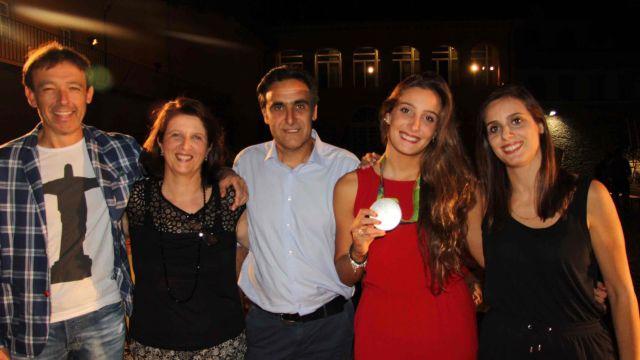 Il consigliere delegato allo sport Luca Vannucci insieme ai genitori di Chiara Tabani, che mostra la medaglia d'argento, e alla sorella