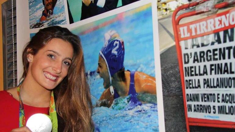 Chiara Tabani con la medaglia d'argento davanti alla locanidna del Tirreno che la celebra (Foto Batavia)