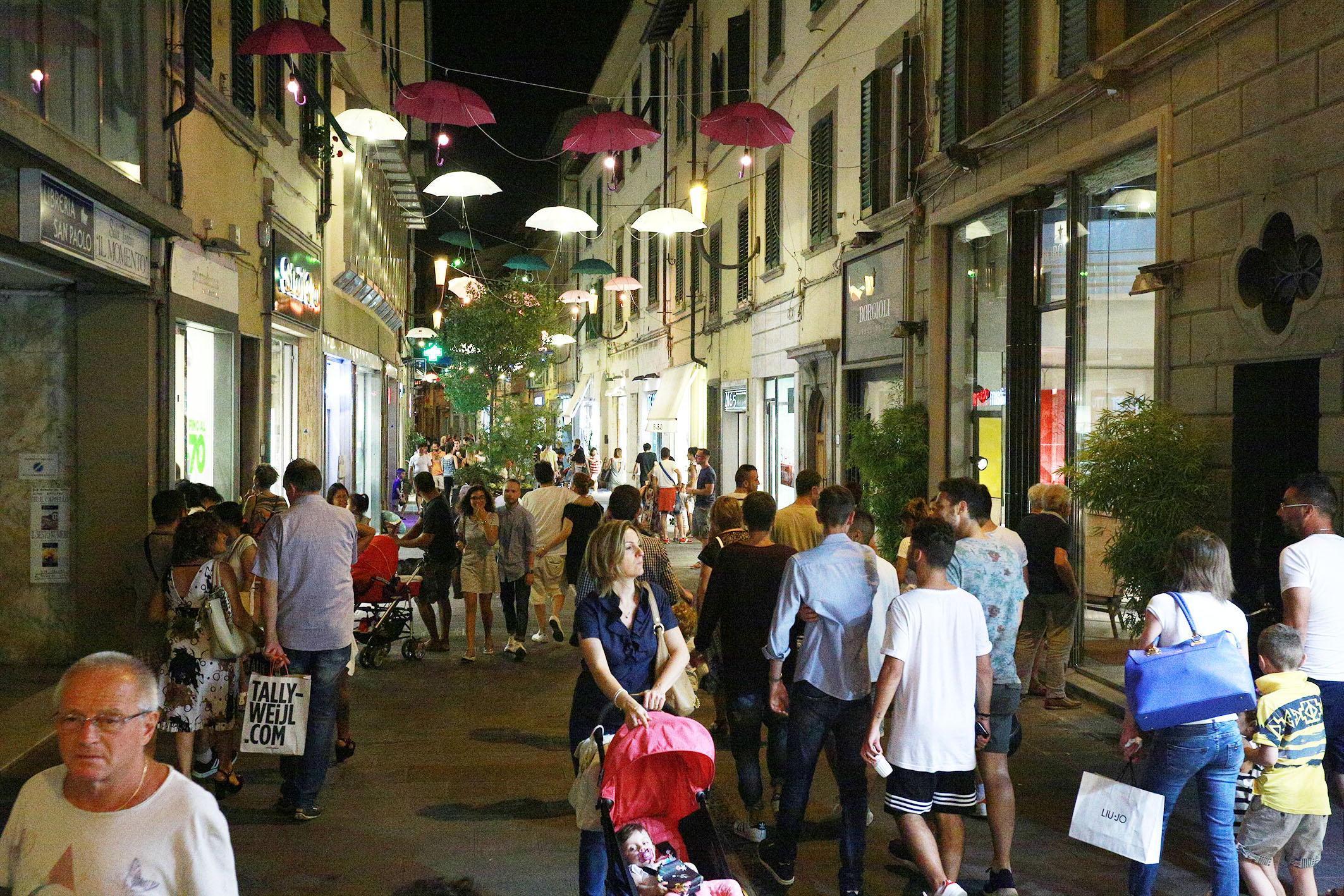 Un'apertura serale dei negozi a Empoli (Foto d'archivio)