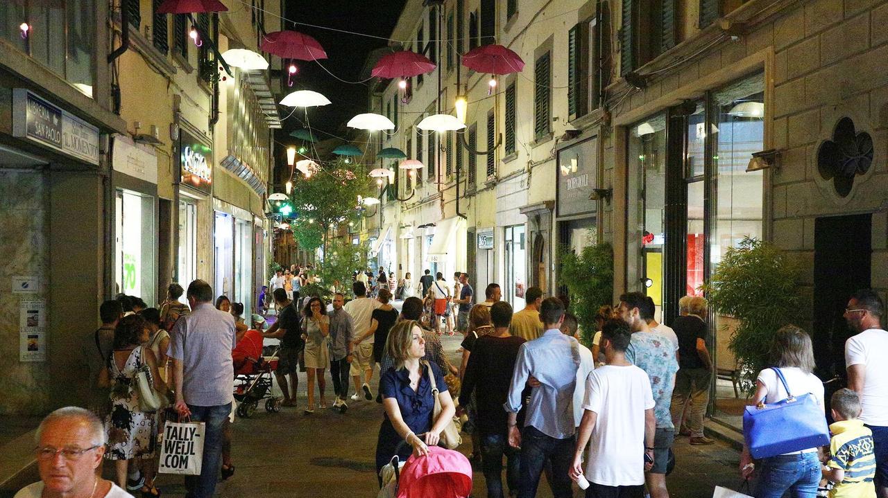 Un'apertura serale dei negozi a Empoli (Foto d'archivio)