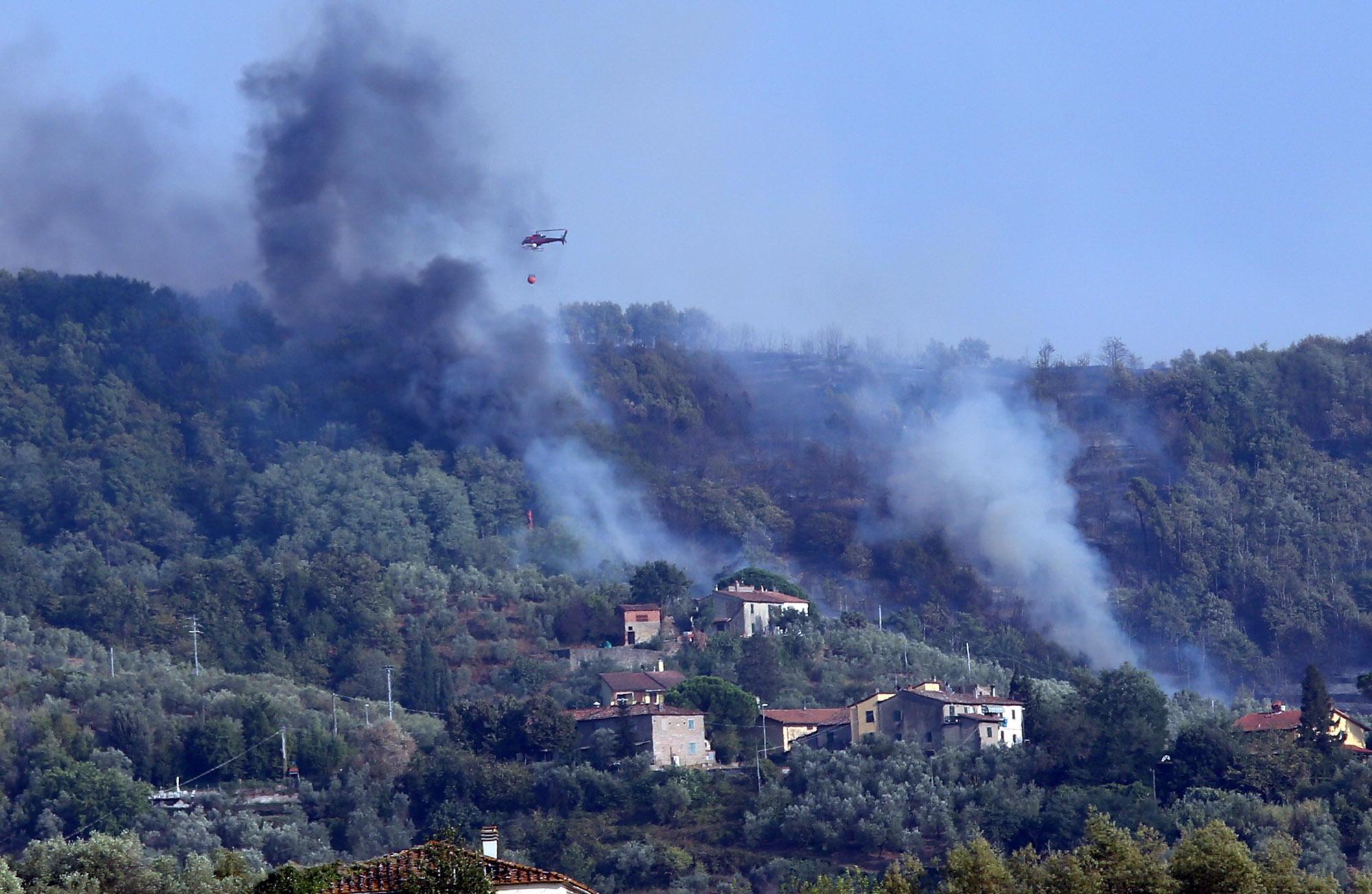 Il fumo denso provocato dall'incendio (Nucci)