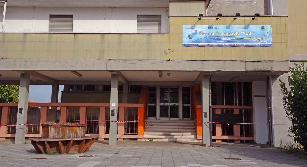 L'impianto sportivo "Fedi" di via Panconi, che include palestra e piscina, chiuso per inagibilità (foto Gori)