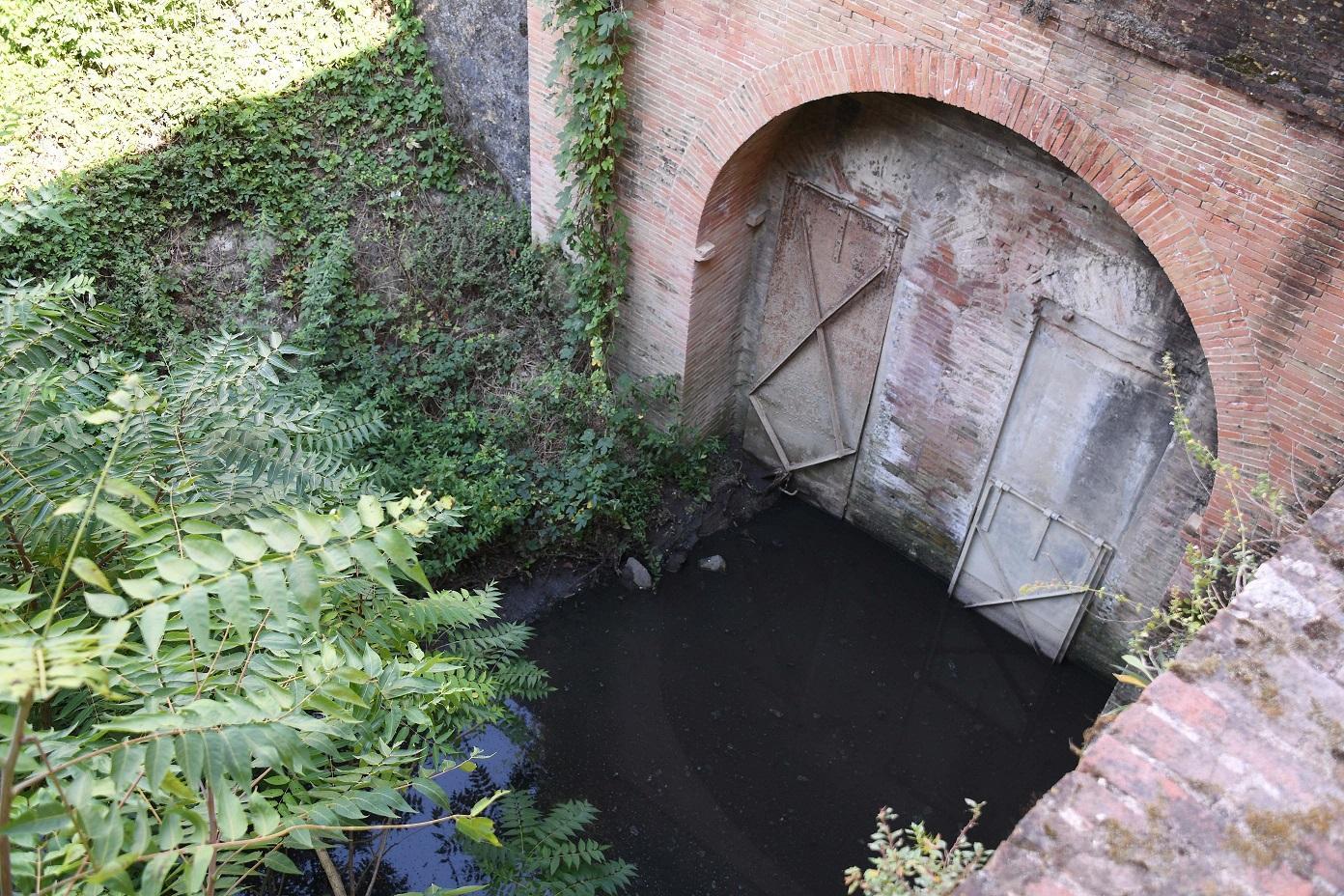 Il tanfo che esce dal canale scatena la rabbia 