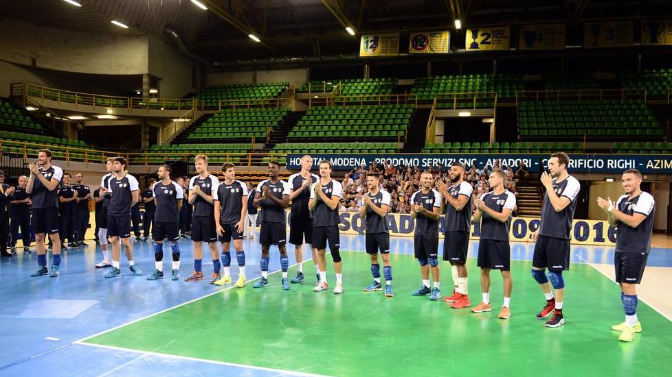L’Azimut si presenta: in mille applaudono i “campioni”
