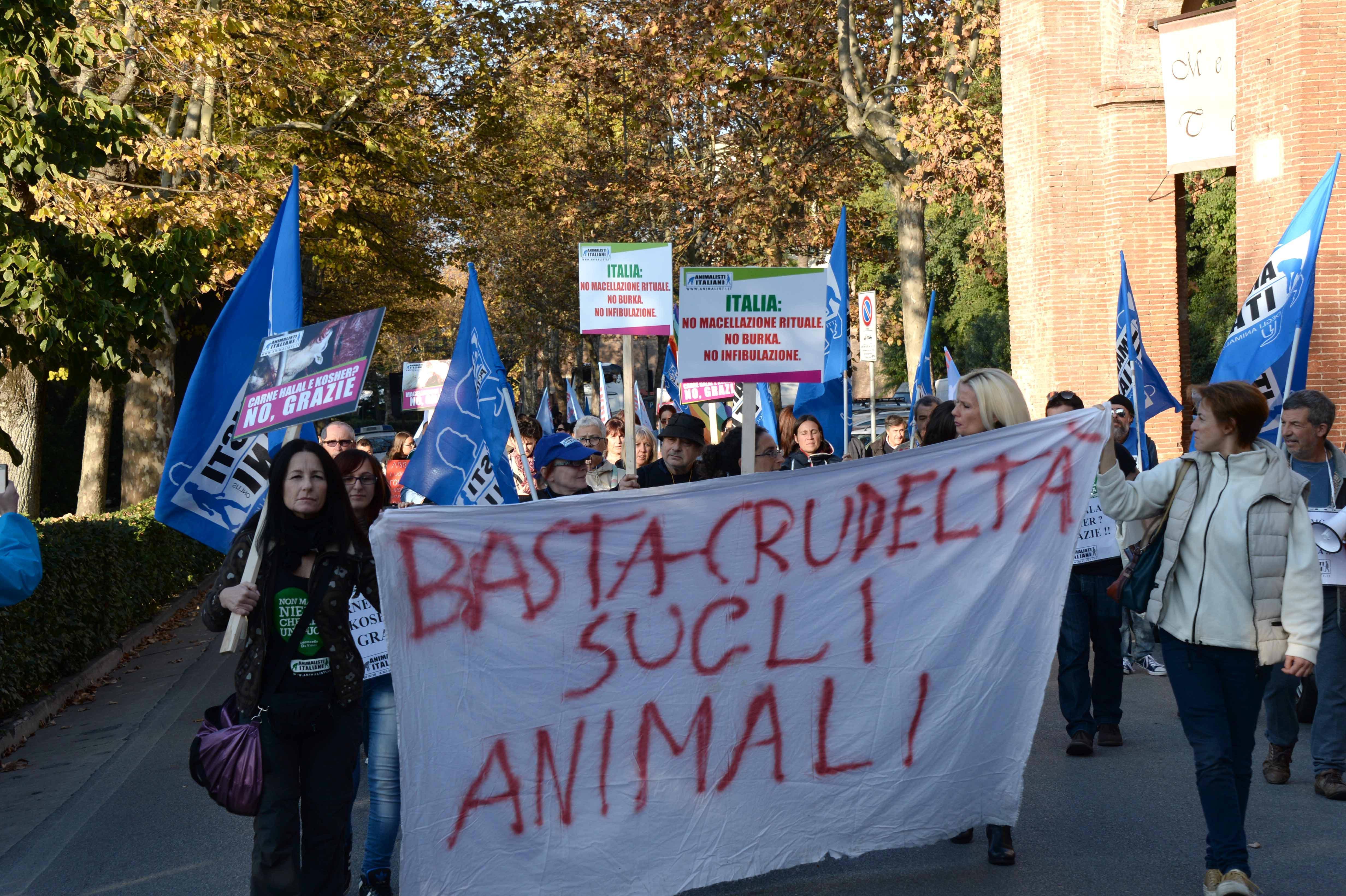 Una manifestazione di protesta contro la macellazione islamica