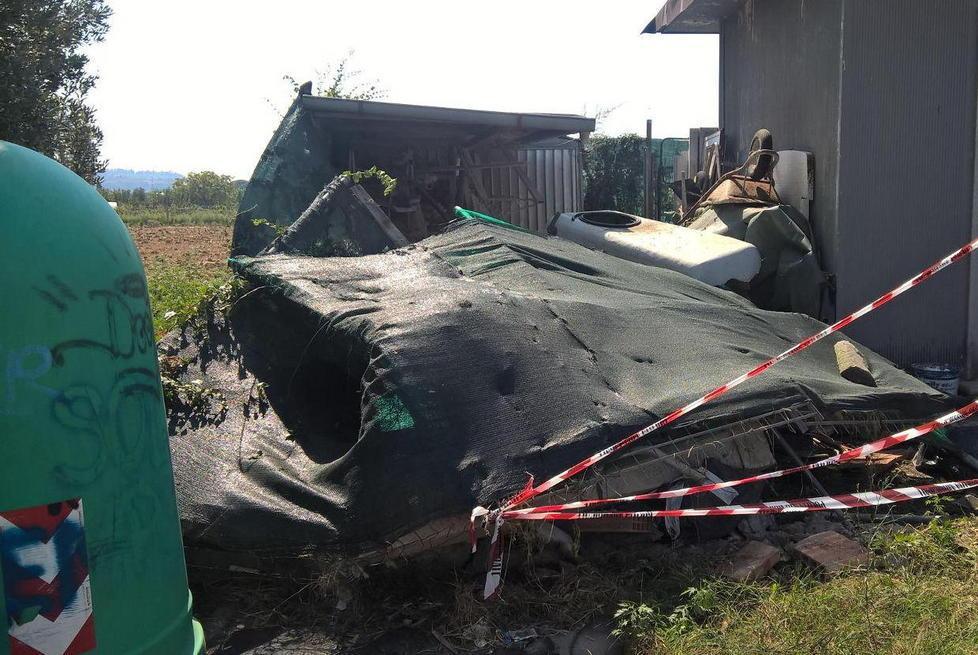 Magazzino distrutto da un’auto 