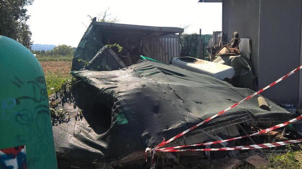 Magazzino distrutto da un’auto