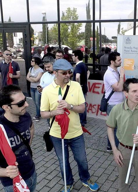 Ericsson, la protesta contro i licenziamenti in Piazza dei Miracoli 