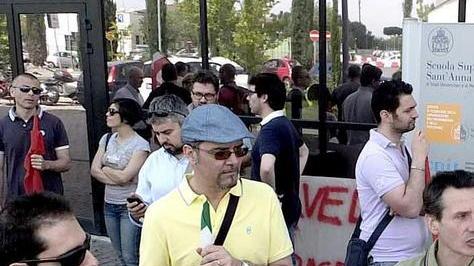 Ericsson, la protesta contro i licenziamenti in Piazza dei Miracoli