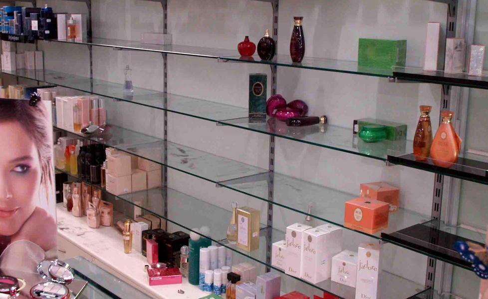 I ladri rubano in profumeria 