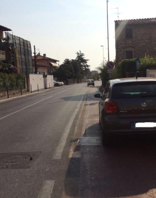 Parcheggi selvaggi sulla pista ciclabile «I vigili intervengano» 