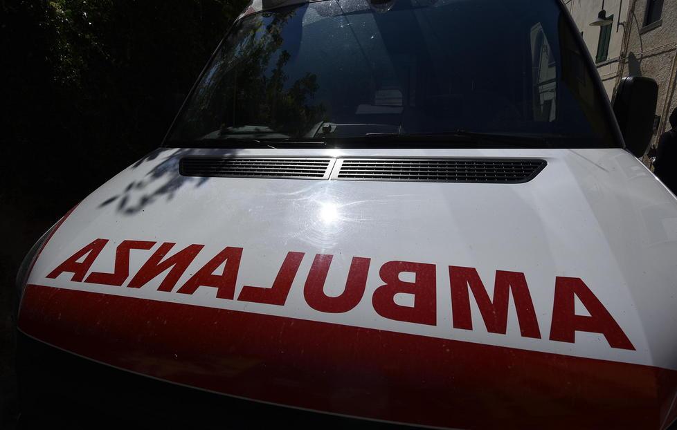 Auto contro scooter, grave giovane centauro 