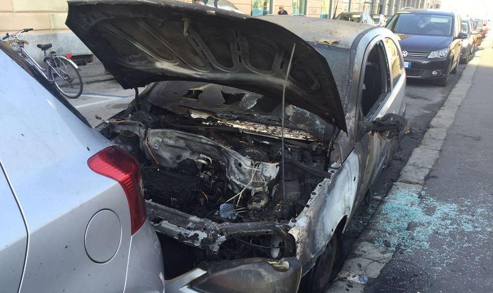 Auto a fuoco nella notte, c’è dolo 