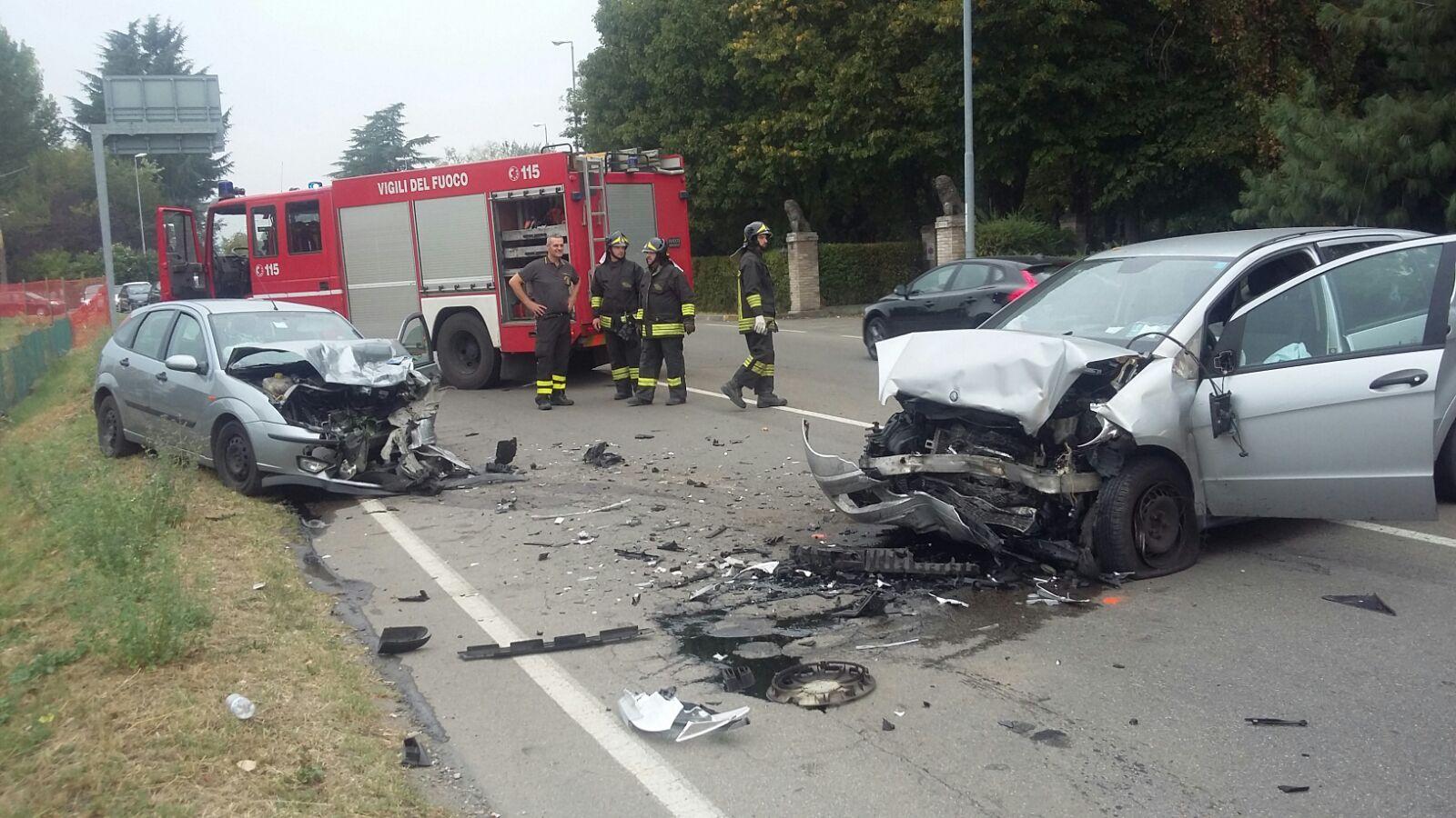Frontale tra due auto a Baragalla, tre feriti 