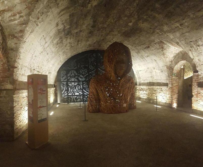 Cartasia, le sculture di cartone esposte nei sotterranei