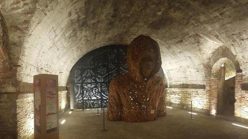 Cartasia, le sculture di cartone esposte nei sotterranei