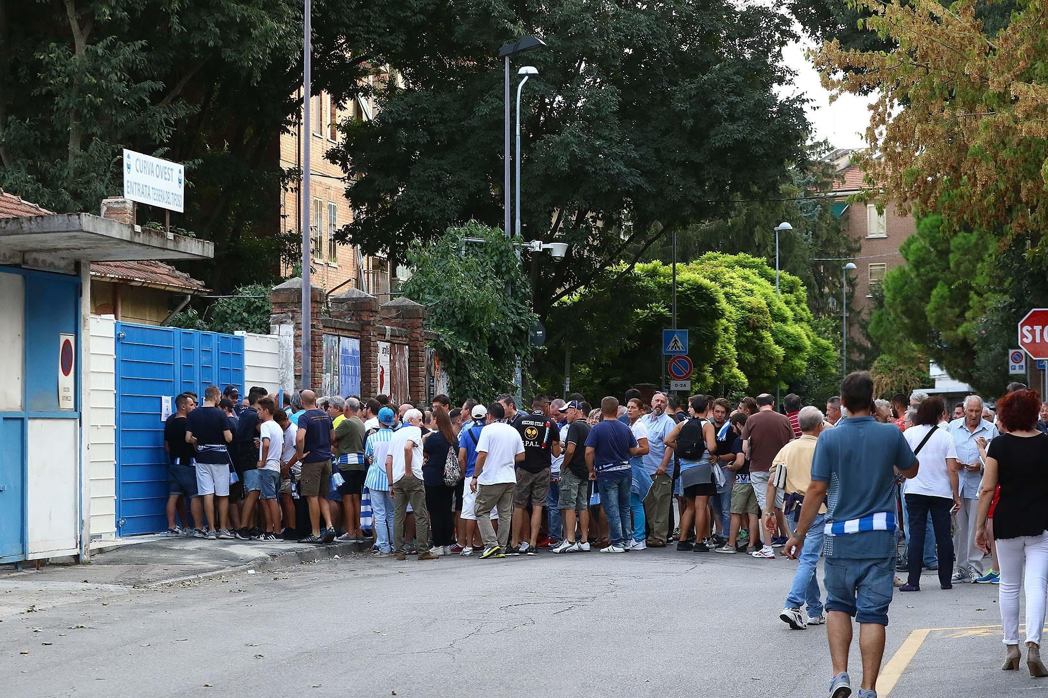 Il massiccio afflusso di tifosi per Spal-Vicenza