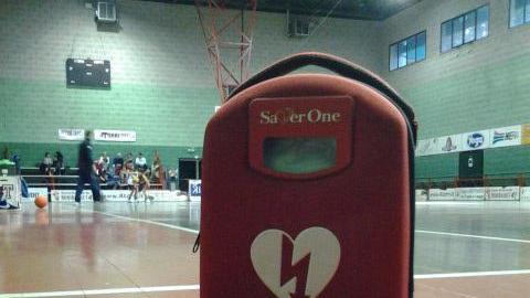 Un defibrillatore in dotazione al campo di basket