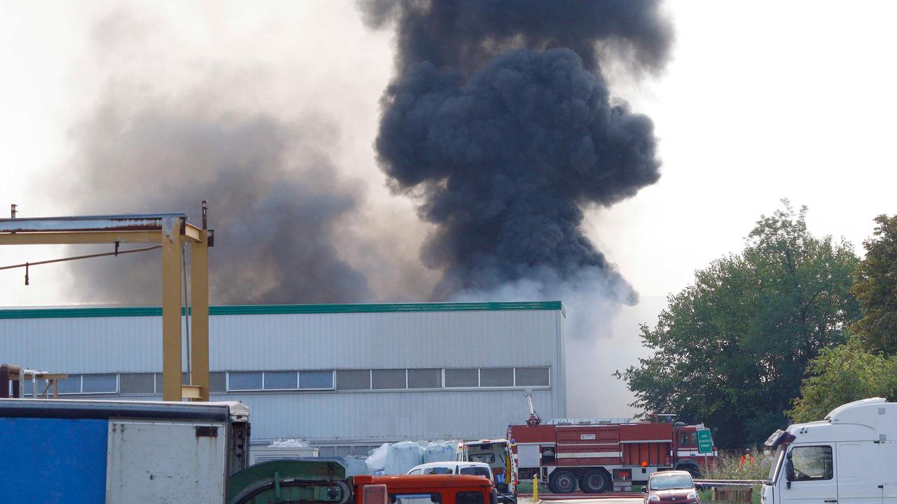 La torre di fumo nero provocata dall'incendio