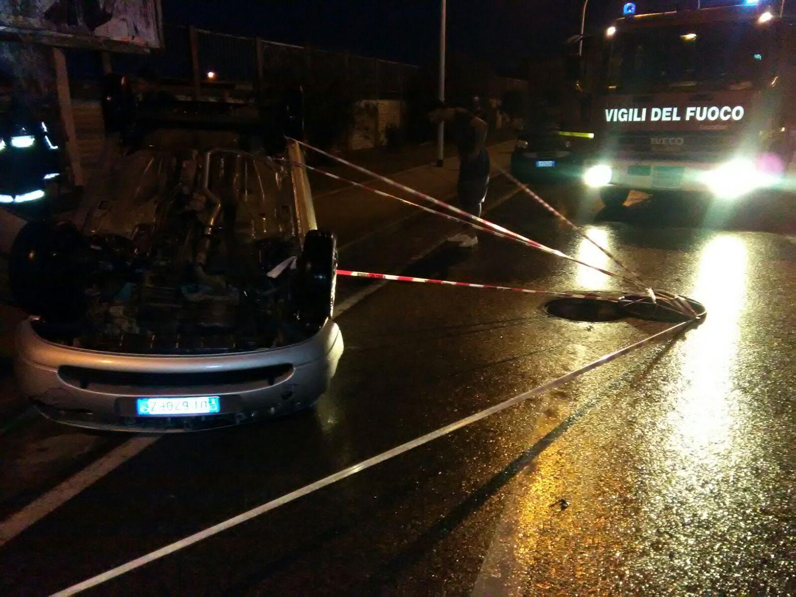 Esplode il tombino a causa della pioggia, auto si ribalta: ragazza ferita a Quartucciu