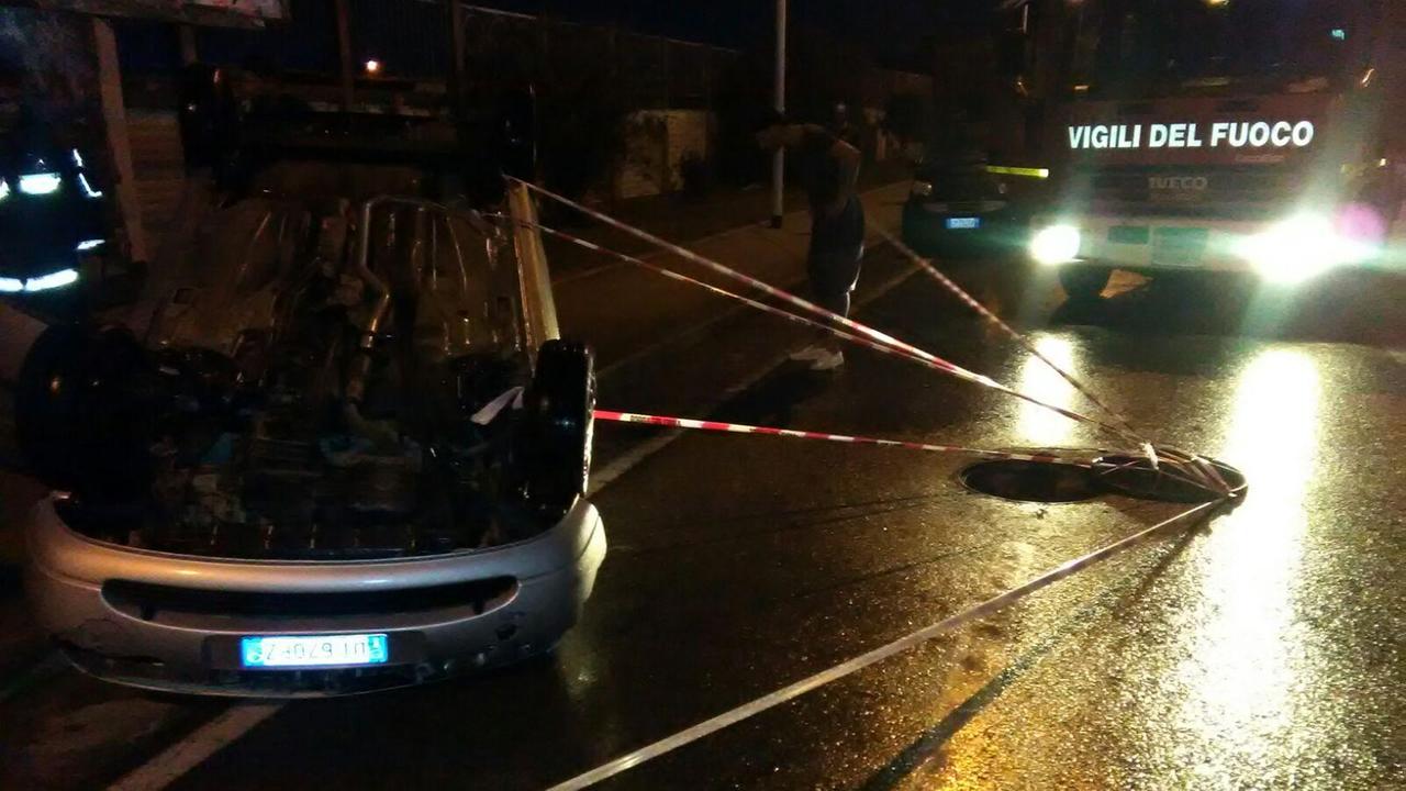 Esplode il tombino a causa della pioggia, auto si ribalta: ragazza ferita a Quartucciu