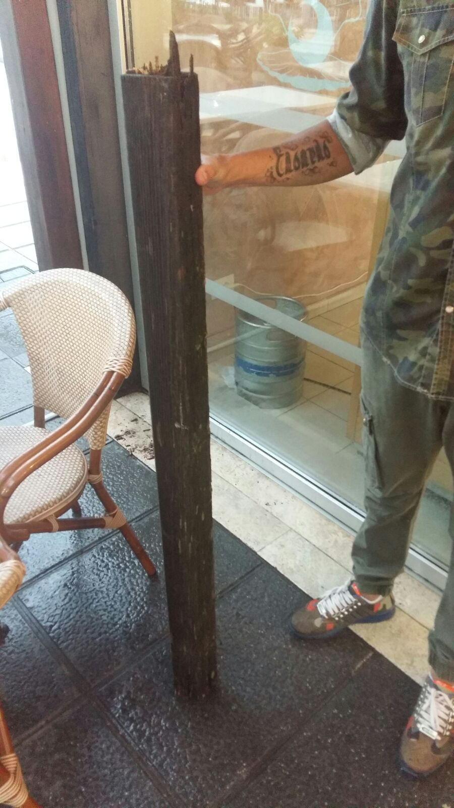 Cade una trave dalla torretta della baracchina, sfiorato un cliente