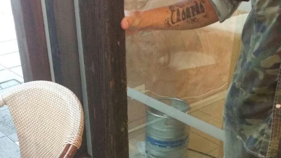 Cade una trave dalla torretta della baracchina, sfiorato un cliente