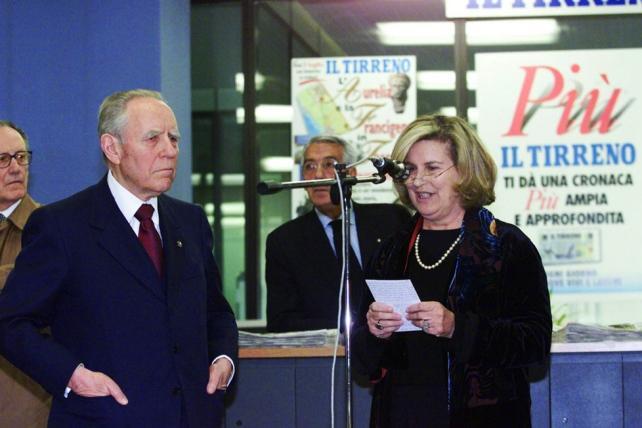 Il presidente Ciampi in visita al Tirreno con il direttore Sandra Bonsanti
