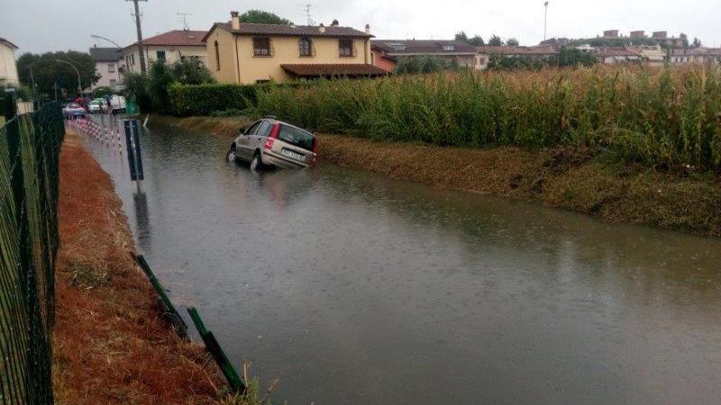 L'auto nel fossato alla periferia di Empoli (foto Comune di Empoli)