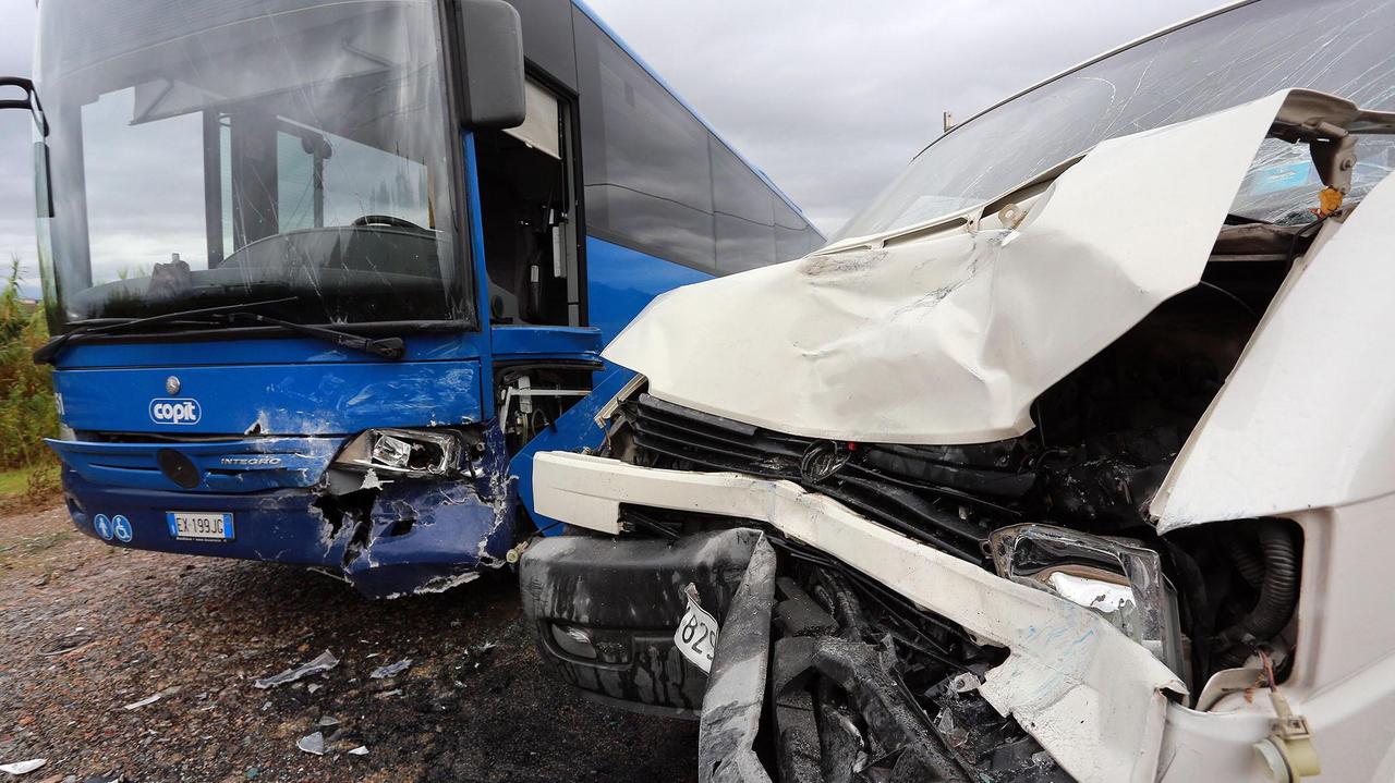 I due mezzi coinvolti nello scontro frontale (Foto Agenzia Carlo Sestini)