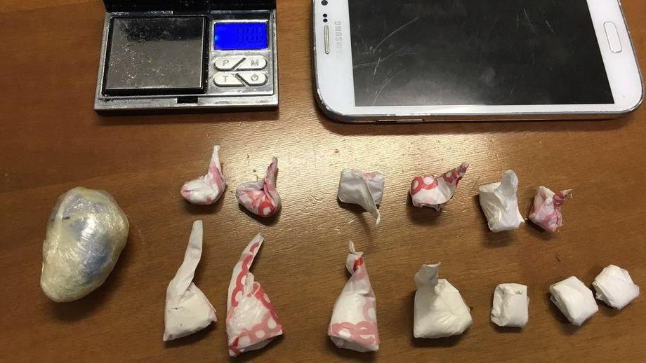 Armati di coltelli, spacciavano hashish e cocaina nel bosco