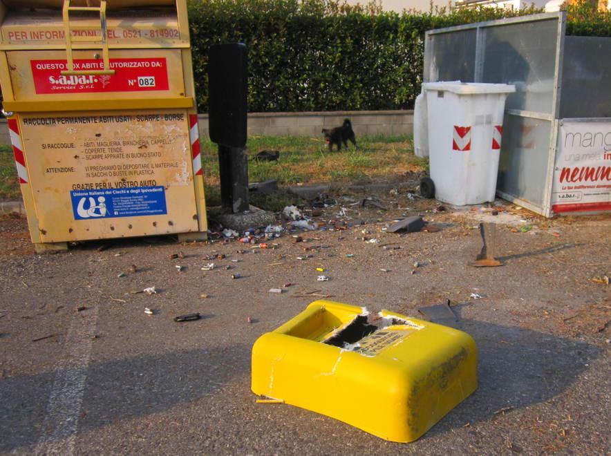 Brescello, vandali fanno esplodere un contenitore delle pile 