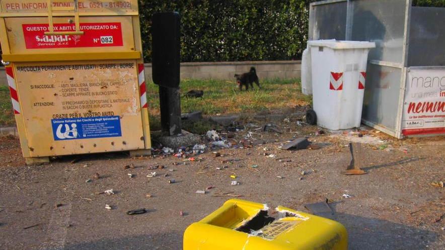 Brescello, vandali fanno esplodere un contenitore delle pile