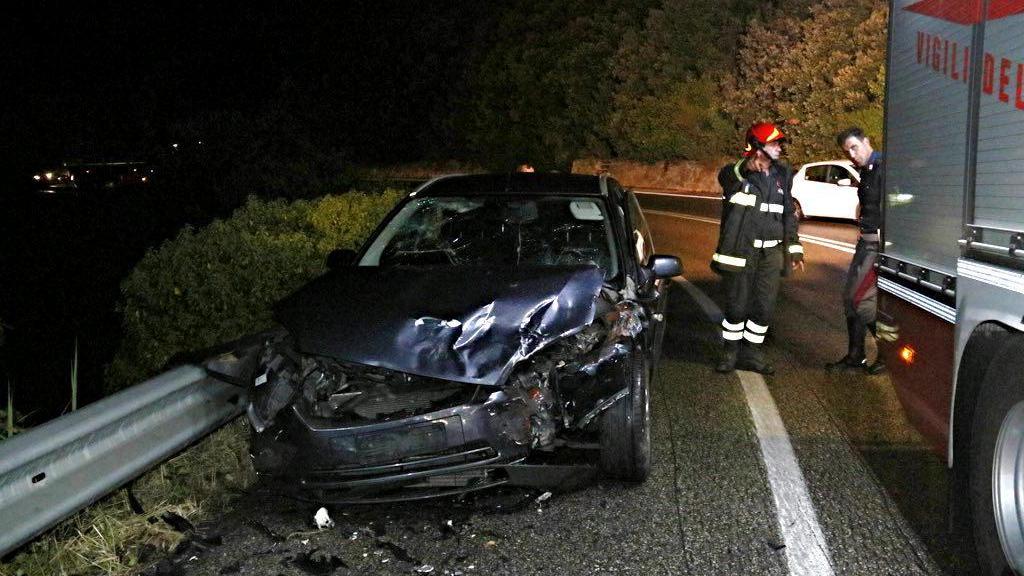 Una delle auto distrutte dopo lo scontro (Marzi/Pentafoto)