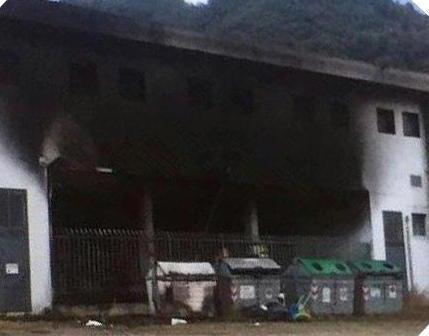 Incendio dietro l’Inside, si indaga sulle cause 