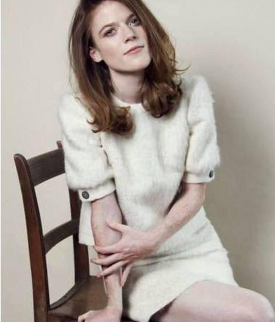 La rossa Rose Leslie veste “made in Prato”