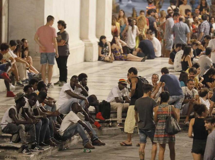 E i profughi a consegnare bicchieri di plastica 