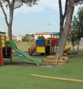Scuola, erba sintetica nel giardino 