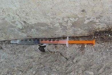 Siringa abbandonata in piazza Carducci è di nuovo allarme