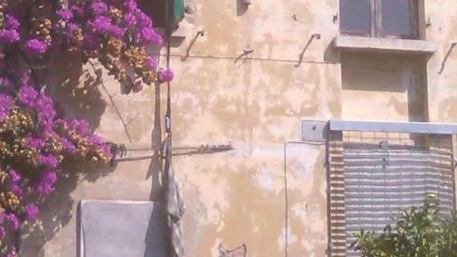 Lenzuola alle finestre per occupare la palazzina