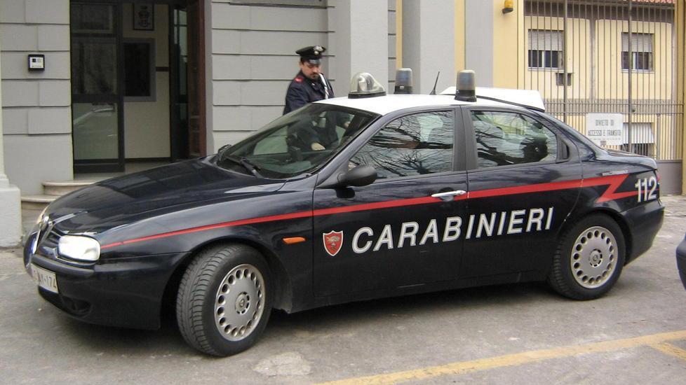 Ruba il cellulare da un negozio e poi lo nasconde nella vagina