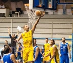 Basket, la Cmc festeggia la vittoria nel derby