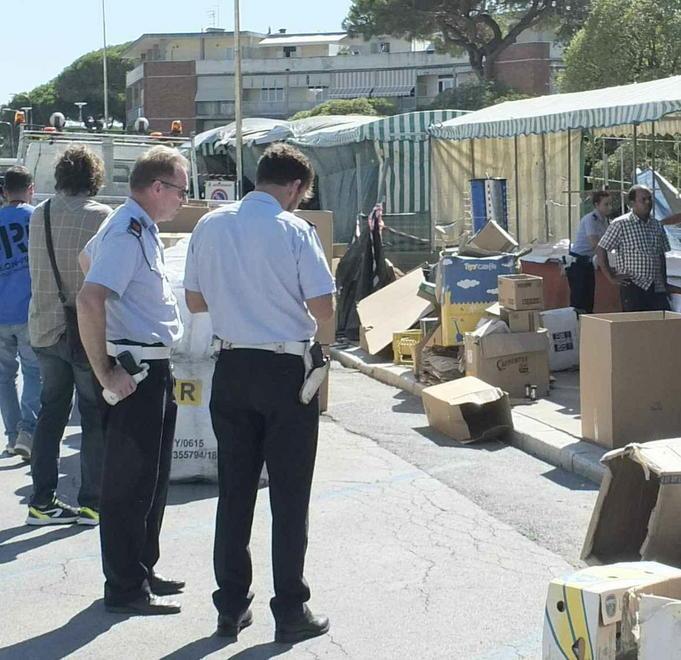 Dalla piazza di Tirrenia via le bancarelle 