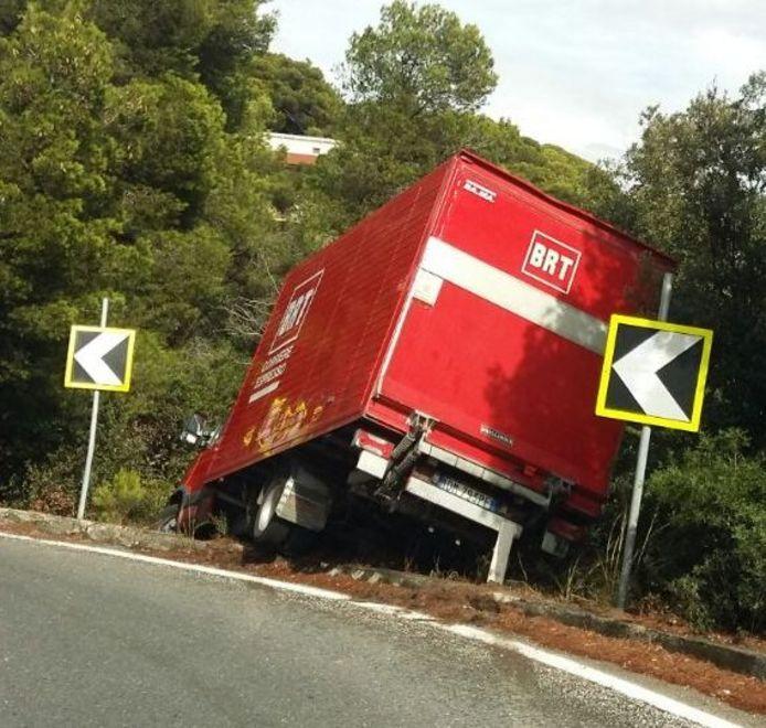 Camion fuori strada al Sonnino