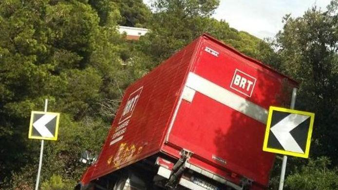 Camion fuori strada al Sonnino