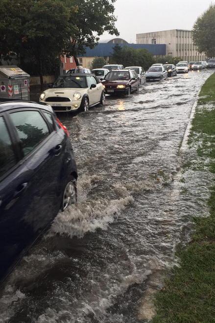 Temporale di 2 ore strade allagate e piove in ospedale 