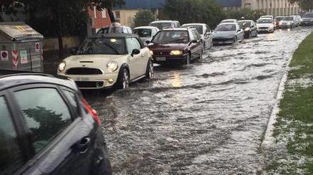 Temporale di 2 ore strade allagate e piove in ospedale