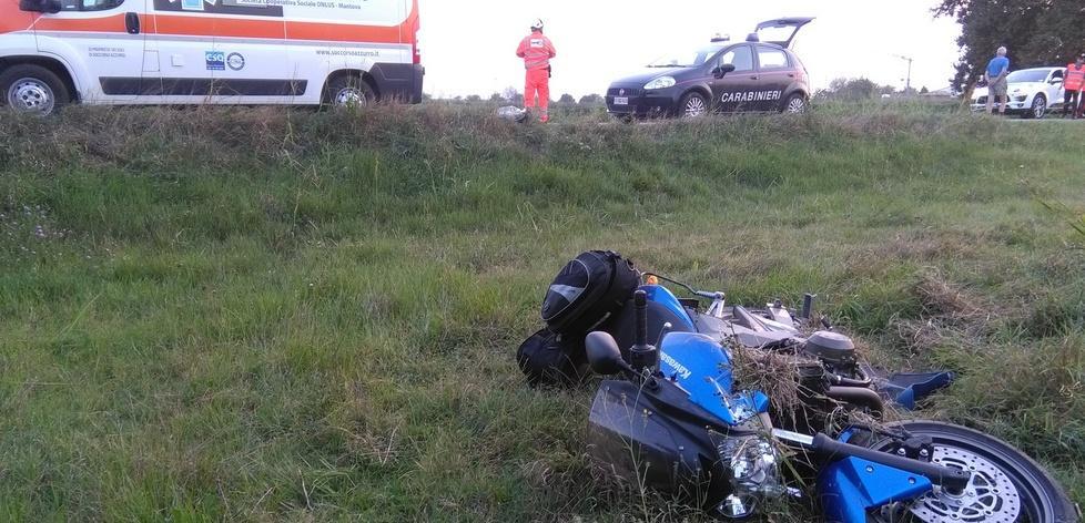 Con la moto “vola” nel campo Un 39enne finisce in ospedale